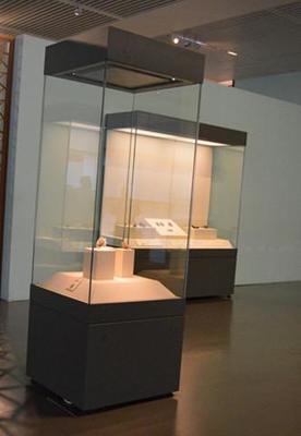 山東博物館展柜定制批發(fā)出售 一體化設計與上門安裝服務解析